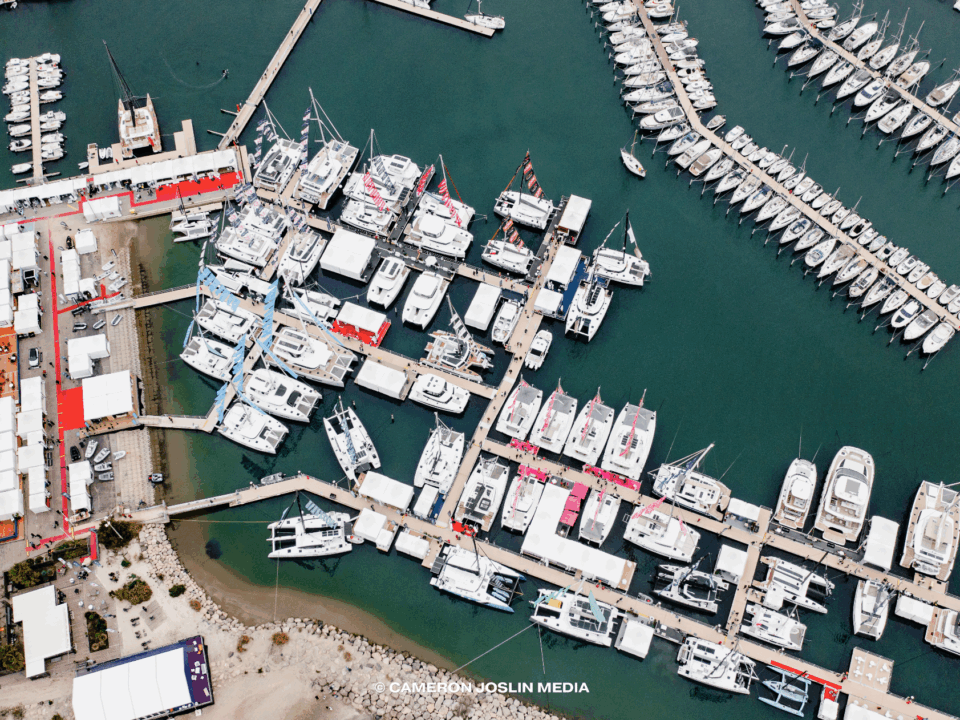 Vue aérienne des pontons installés à La Grande Motte pour le Salon International du Multicoque, avec de nombreux catamarans amarrés.