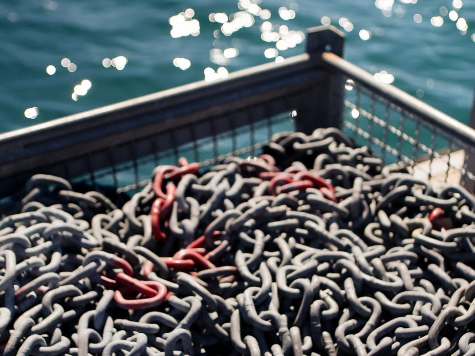 Chaînes d’amarrage utilisées pour stabiliser les pontons et infrastructures flottantes Locaponton