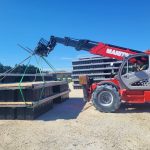 Chargement de flotteurs de ponton par chariot télescopique Manitou sur le site de Graveson