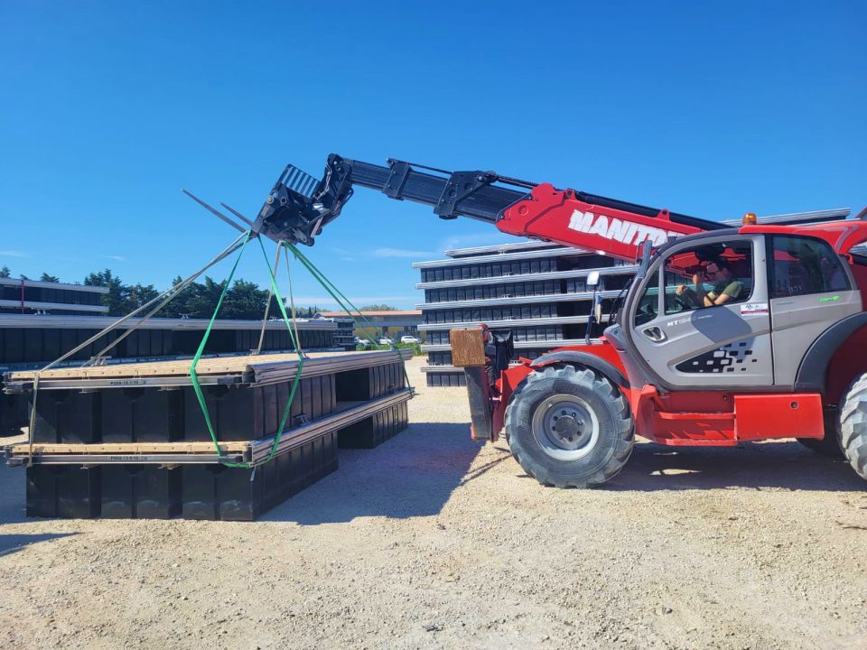 Chargement de flotteurs de ponton par chariot télescopique Manitou sur le site de Graveson