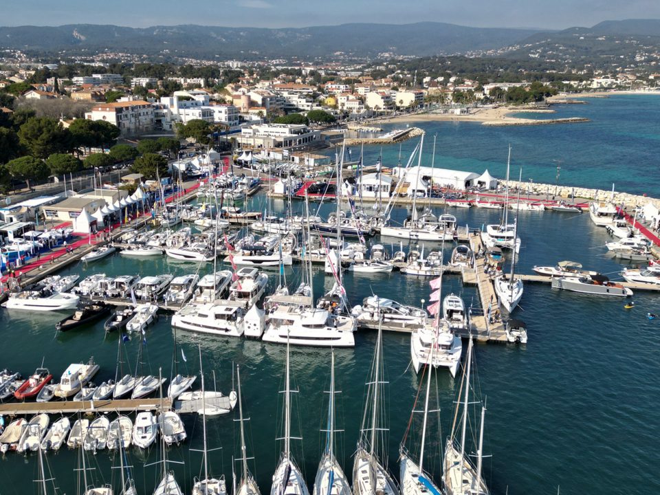 Pontons flottants modulaires installés par Locaponton pour le salon nautique Les Nauticales au port de La Ciotat