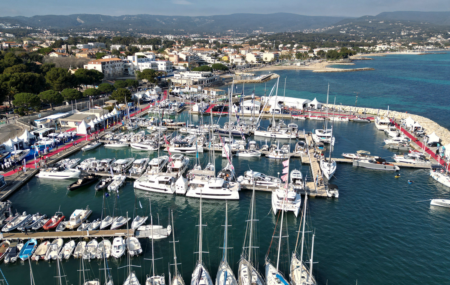 Pontons flottants modulaires installés par Locaponton pour le salon nautique Les Nauticales au port de La Ciotat