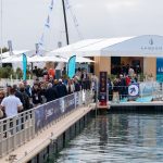 Visiteurs sur les pontons flottants Locaponton lors de l'International Multihull Show 2026 à La Grande Motte