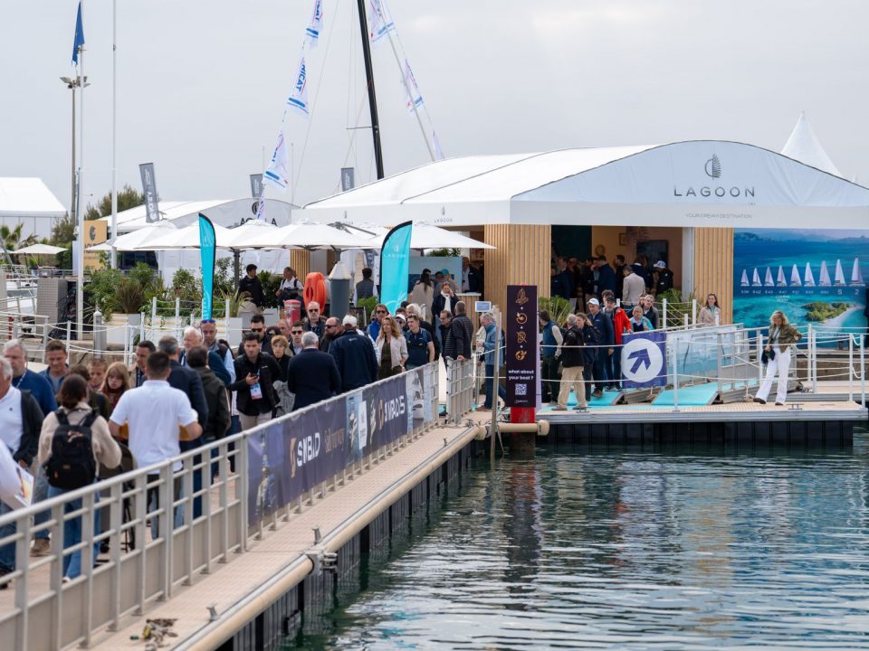 Visiteurs sur les pontons flottants Locaponton lors de l'International Multihull Show 2026 à La Grande Motte