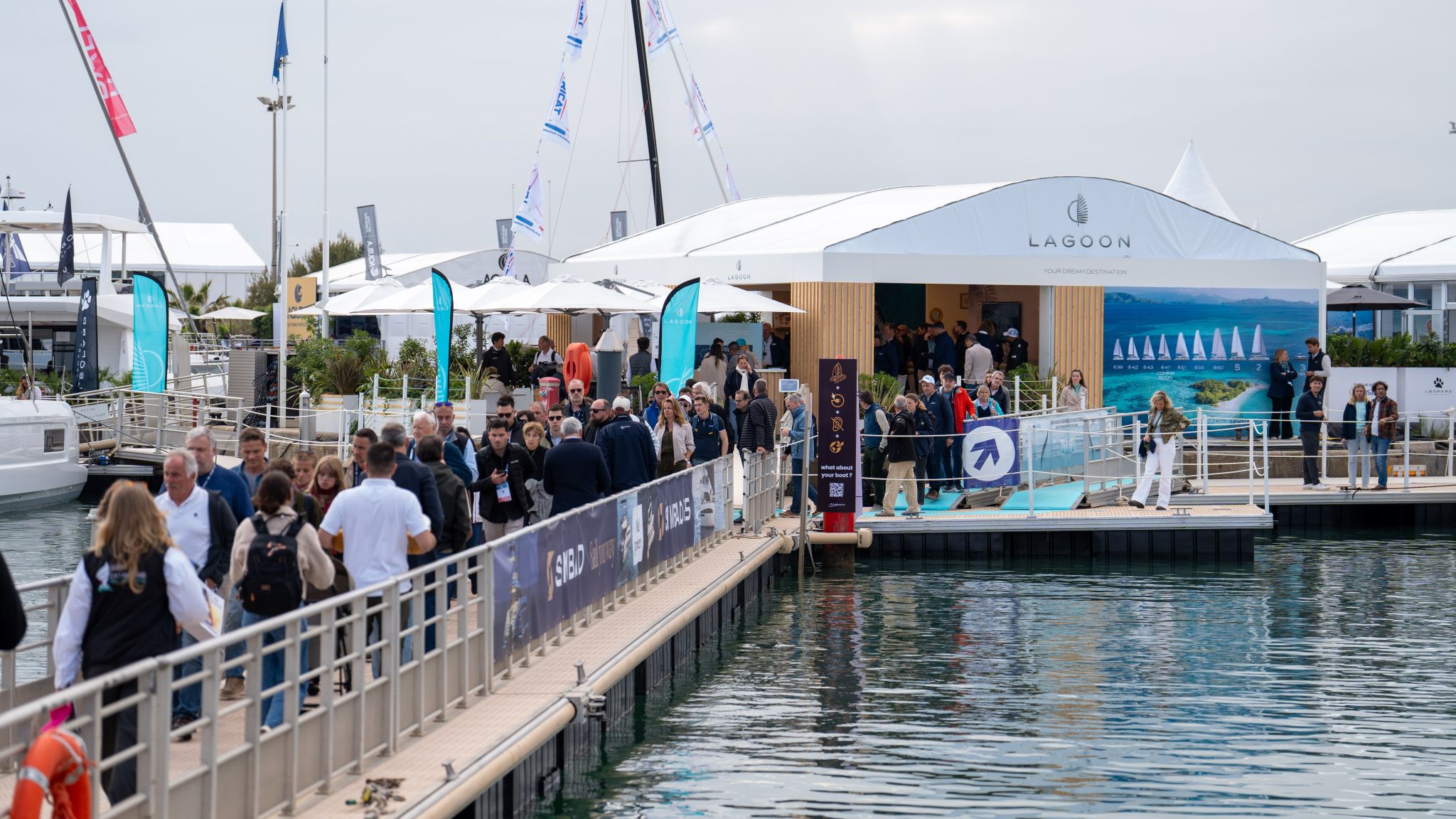 Visiteurs sur les pontons flottants Locaponton lors de l'International Multihull Show 2026 à La Grande Motte